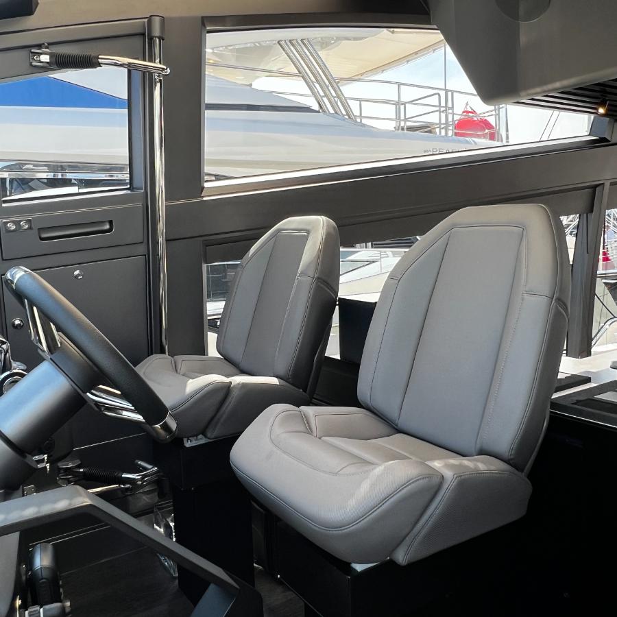 Poltrone pilota con ribaltina per barche e yacht